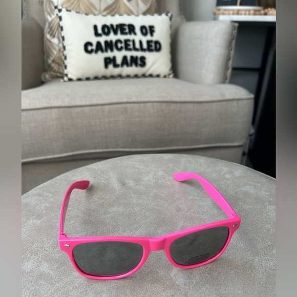 ✨NEW Stylish Hot Pink Sunglasses for Women - Picture 6 of 7
